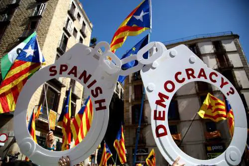Madrid, schiaffo alla Catalogna Arresti contro l'indipendenza