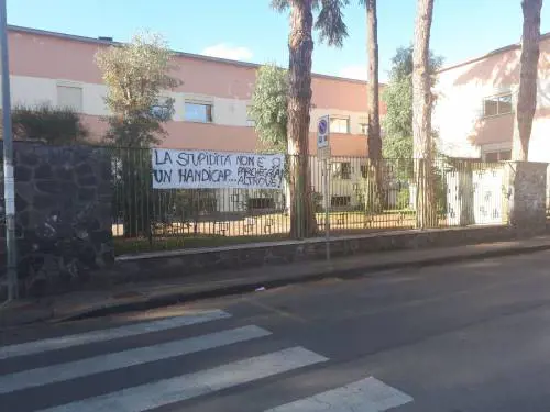 Mamme infuriate contro i furbi del parcheggio disabili a scuola