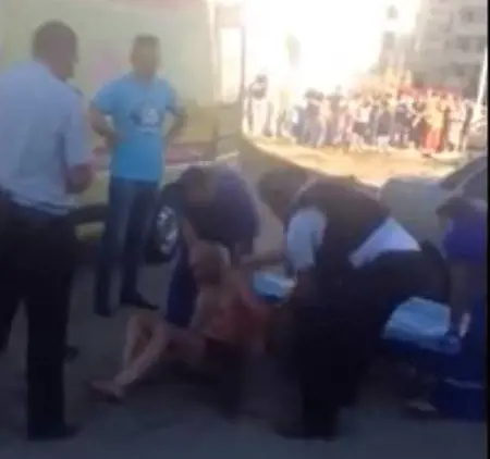 Decapita bambina di 18 mesi e corre con la sua testa in strada