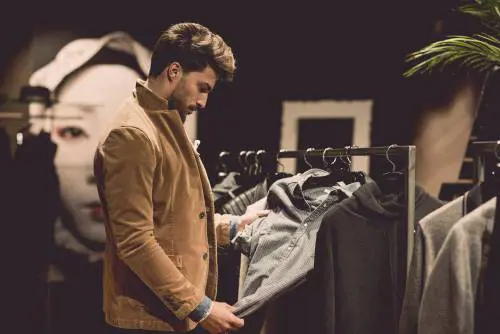 Milano, Mariano Di Vaio "commesso" per un giorno: apre il primo e-shop