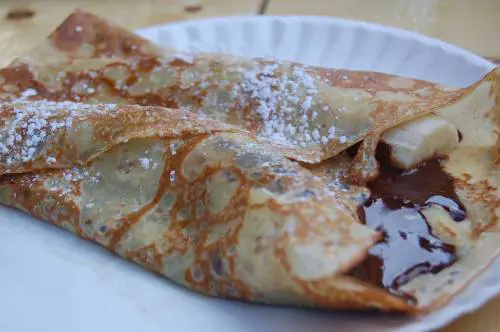 "Nelle crepes ci sono i grumi": e tenta di strangolare la compagna