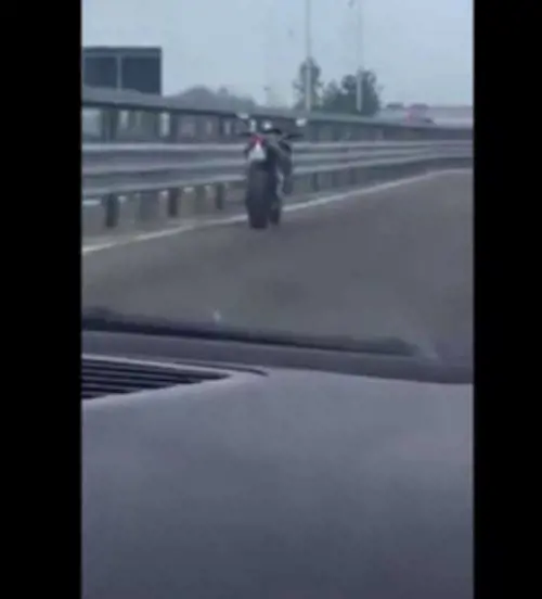 Moto fantasma, centinaia di metri senza nessuno alla guida