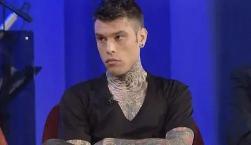 "È una scuola vera, non Amici" Bufera sulle parole di Fedez