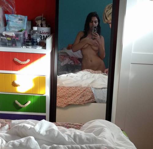 Valentina Nappi nuda allo specchio