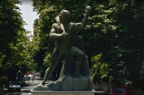 E il monumento al partigiano in realtà è un soldato fascista