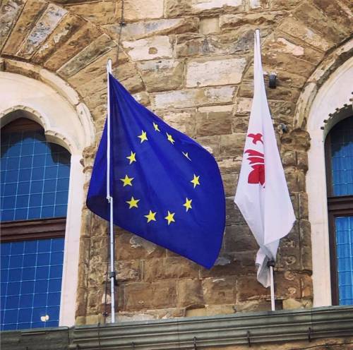Firenze, bandiere dell'Ue per la visita di Theresa May