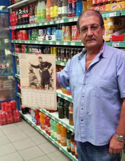 Il calendario di Mussolini esposto in un supermarket dell'imperiese