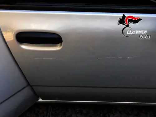 Non pagano e gli striscia l'auto: parcheggiatore abusivo incastrato da turisti stranieri