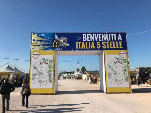 Idi di marzo dei 5stelle. E Grillo canta sul palco