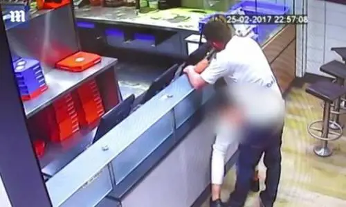 Ordinano la pizza al fast-food. Poi fanno sesso sul bancone