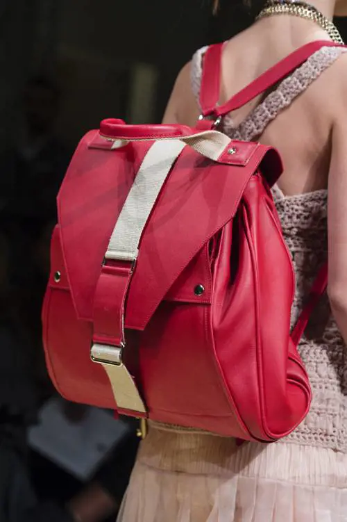 A tracolla o sulle spalle. Ora la borsa si porta così