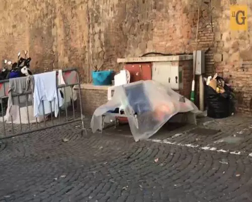 Via i clochard da San Pietro: così è "fallita" l'accoglienza