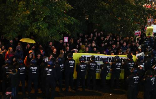 Berlino, insulti all'Afd: poliziotti a protezione della sede del partito