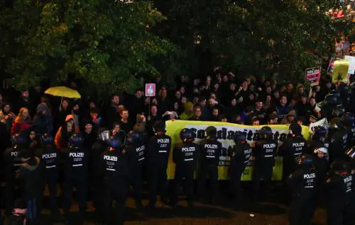 Berlino, insulti all'Afd: poliziotti a protezione della sede del partito