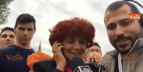 La Fedeli canta (stonata)  per fare lo spot allo ius soli