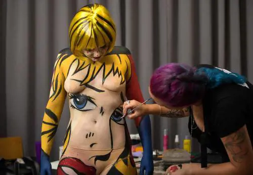 A Londra tele umane per promuovere l'arte