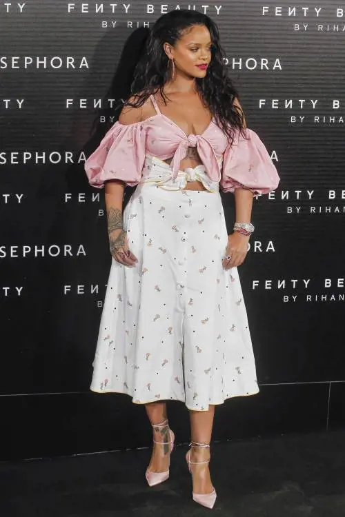 Rihanna, scollatura mozzafiato sul seno