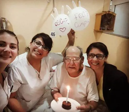 Finge mal di testa e va in ospedale: l'anziano non voleva trascorrere solo il giorno del compleanno