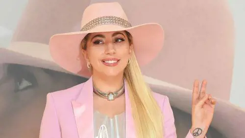 Lady Gaga sta male: Beyoncé corre in suo soccorso