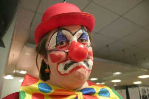 Travestita da clown, donna sparò colpo fatale a ex compagna del marito