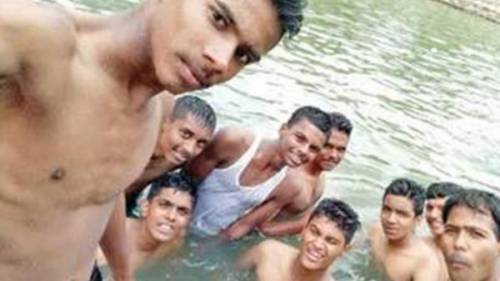 India, tutti in posa per il selfie ma 17enne annega alle loro spalle