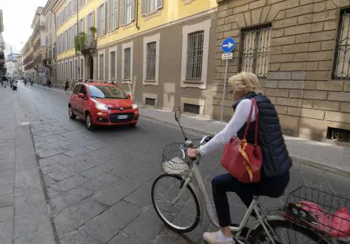 Una donna in bicicletta in una foto d'archivio