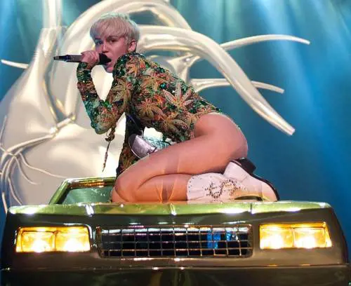 Miley Cyrus: "Ecco perché non mi spoglio più"