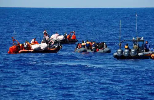 Salvini sfida l'Ong Lifeline: "Nave pirata, arrestiamo tutti"