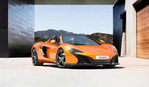 Asino scambia McLaren per una carota e fa 5mila euro di danni