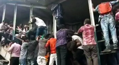 Calca alla stazione di Mumbai