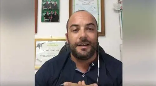 Abbellisce l'aiuola del Comune i vigili lo multano con 850 euro
