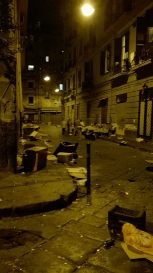 Napoli, all'ingresso della città la pattumiera a cielo aperto