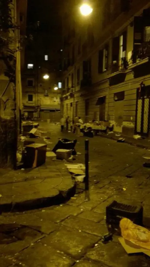 Napoli, all'ingresso della città la pattumiera a cielo aperto