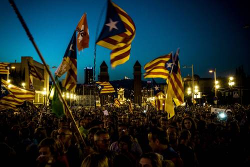 La Catalogna ora è circondata: Madrid invia 12mila poliziotti
