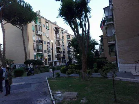 Migranti, l'urlo dei romani: "Siamo abusivi ma la casa spetta prima a noi"