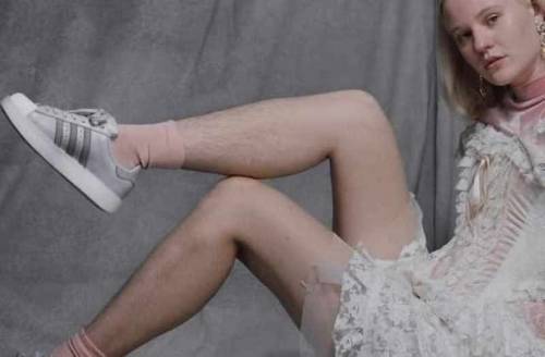 L'artista non depilata per Adidas: "Chiunque può essere femminile"