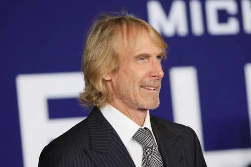 "Ha maltrattato piccioni sul set". Il regista Michael Bay a processo in Italia
