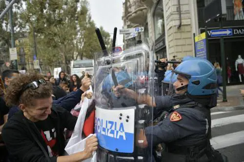  G7, i no global attaccano la polizia