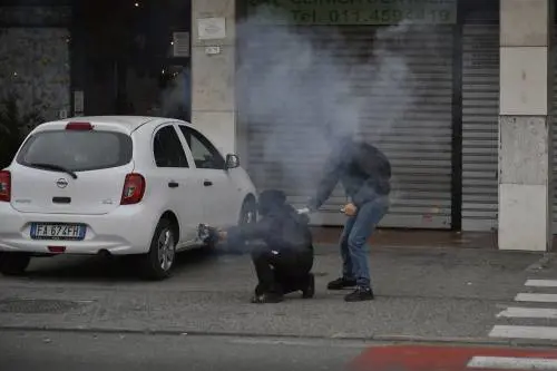 G7, la polizia sotto attacco: roghi in strada e bombe carta