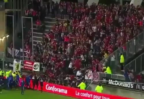 Amiens, crolla la balaustra allo stadio: paura e feriti durante la partita