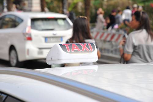 Suona il clacson del taxi abusivo: i residenti la salvano dallo stupro