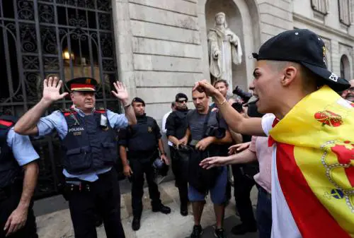 Seggi "sigillati" dalla polizia. "Andiamo alle urne lo stesso"