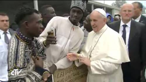 Il Papa visita l'hub per migranti: "Gli Stati aprano corridoi umanitiari"