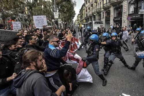 G7, arrestato un leader no global. E il M5S: "Venga subito liberato"