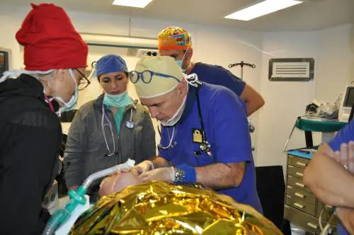 Sulla portaerei Cavour la sala operatoria per il progetto 'Un mare di sorrisi'