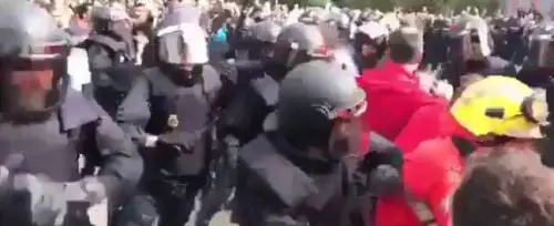 Catalogna, la polizia manganella i vigili del fuoco
