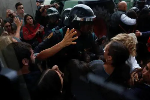 Catalogna, voto tra le violenze: "Più di 800 feriti negli scontri"