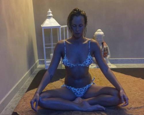 Sexy Federica Pellegrini: relax con micro-brikini