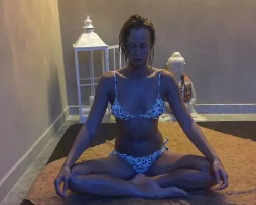 Sexy Federica Pellegrini: relax con micro-brikini