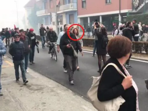 Arrestato un antagonista. E i grillini lo difendono: pure loro erano in piazza